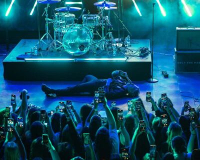 Afgelopen vrijdag veroverden onlythepoets en voorprogramma alfiejukes niet alleen een uitverkochte grote zaal maar ook de harten van alle aanwezigen df photo nl voor maxazinenl marcbogman