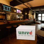 Inzameling speelgoed in café