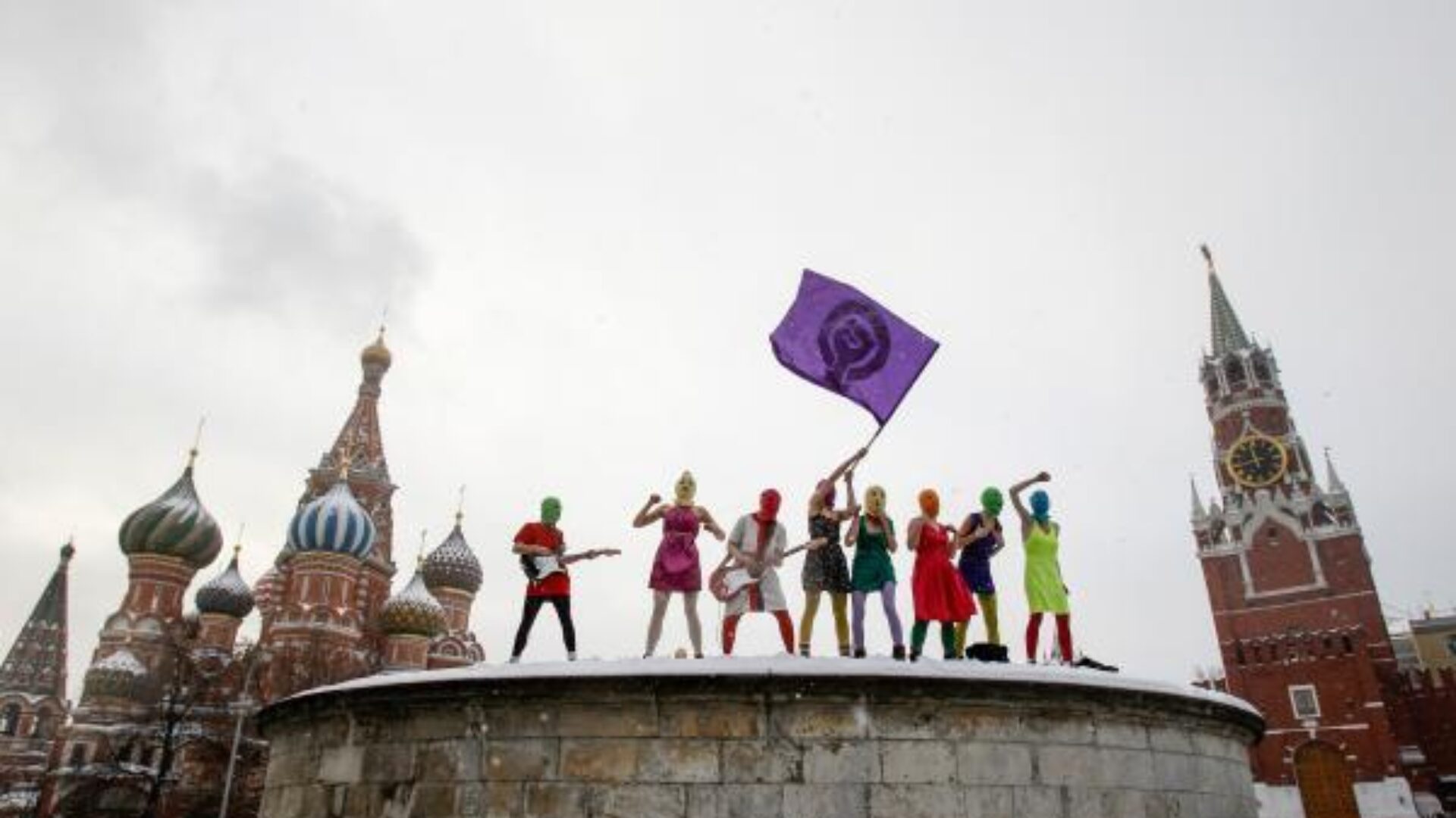 Pussy Riot is in hun live shows feller dan ooit tegen Poetin